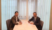 TJ Yoon, Managing Director of Glassdome’s European Subsidiary, and Cofinity-X CEO Thomas Rösch sign the new strategic partnership agreement.