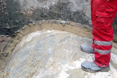 Ansicht der zwischen Tunnelsegment und Gebirge verpressten Ringspaltmasse in einem Förderschacht