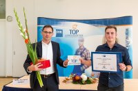 Der WEMAG-Ausbildungsleiter Frank Dumontie (li.) nimmt zusammen mit Domenik Kucz, Auszubildender Elektroniker für Betriebstechnik, die Auszeichnung entgegen. Foto: WEMAG/Stephan Rudolph-Kramer