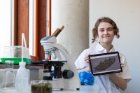 Markéta Kateřina Blažková kontrolliert die Aufzucht der Bärtierchen. Sie beteiligt sich wieder am Regionalwettbewerb „Schüler experimentieren“. Foto: WEMAG/Stephan Rudolph-Kramer