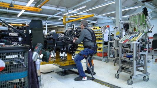 Durch die Möglichkeit, jederzeit sitzen zu können, verringert der Chairless Chair die körperliche Belastung bei stehenden Tätigkeiten signifikant. Dadurch können krankheitsbedingte Ausfallzeiten reduziert, die Produktivität erhöht und ältere Arbeitnehmer länger im Berufsleben verbleiben