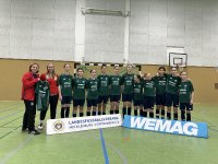 Ulrike Balzer (l.) vom Landesfußballverband übergibt den Kickerinnen des Perspektivteams Zarrentin unter der Leitung von Lea Gammelin (2.v.l.) einen neuen Satz WEMAG-Trikots