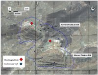 Abbildung 1. Lageplan der im Jahr 2026 niedergebrachten geotechnischen und metallurgischen Bohrlöcher (UTM NAD83 11N). Die blaue Linie umreißt die Tagebaugrube, die die Ressource von 2025 begrenzt, und die weiße Linie markiert die patentierten Claims von Silver One.