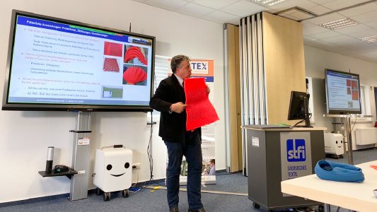 Dr. Gottfried Betz, Geschäftsführer der Strick Zella GmbH & Co. KG, veranschaulichte wie mittels Auxetik völlig neue Anwendungen möglich werden. Quelle: P3N MARKETING GMBH