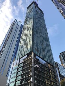 Skytower Victoria One in Melbourne: Gelungenes Beispiel für das verdichtete Wohnen und Parken in der City. Im Multiparker 740 von WÖHR beträgt die Fläche pro Stellplatz lediglich ca. 2,8 m², die Gebäudefläche wird optimal genutzt.