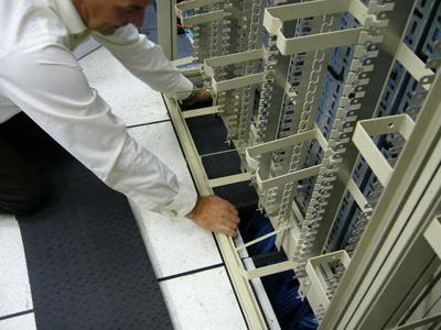 Der Daxten CoolControl Xpand lässt sich mit wenigen Handgriffen montieren und verhindert ein Entweichen von Kühlluft an Ausschnitten im Doppelboden.