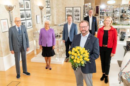 Mit einem Strauß gelber Rosen wurde der langjährige Espelkamper Bürgermeister Heinrich Vieker (vorne) von Dietmar und Margrit Harting (v. l.) und Philip Harting und Maresa Harting-Hertz (v. r.) verabschiedet. Beste Wünsche gab es für das neue Stadtoberhaupt Henning Vieker (hinten Mitte)