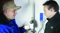 Kleines Kästchen – große Wirkung! Installationsmeister Tim H. erläutert das Zusammenspiel von Leckage-Sensor WaterSensor eco und Absperrventil WaterControl 01. (Foto: AFRISO) 