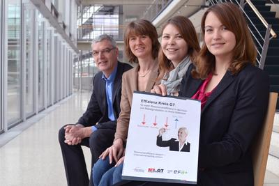 Freuen sich auf den Start des Unternehmensnetzwerks Effizienz.Kreis.GT: Albrecht Pförtner (pro Wirtschaft GT), Gabriele Paßgang (Effizienz-Agentur NRW), Anna Bückmann (pro Wirtschaft GT) und Kim Nadine Ortmeier (Kreis Gütersloh).