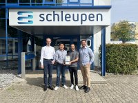 Vertreter von Schleupen und Sagemcom Dr. Neuhaus bei der offiziellen Aufnahme des Smart Meter Gateways SICONIA® SMARTY IQ-LTE in die Schleupen-Whitelist – v.l.n.r.: Benjamin Deppe (Schleupen), Nathan Hemson (Sagemcom), Daniel Hechinger (Schleupen), Justin Dülge (Sagemcom)