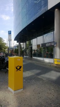 Der neue Postbriefkasten vor der Brückenstraße 6 - Foto Elke Brumm.jpg