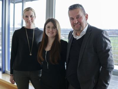 (von links:) Judith Pohlmeier, Personalleiterin UNITY, Isis Swoboda, Stipendiatin, und Dr.-Ing. Frank Thielemann, Vorstand UNITY
