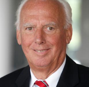 Prof. Dr. h.c. Josef Kurz war von 1989 bis 2006 als Geschäftsführer der Gütegemeinschaft sachgemäße Wäschepflege e.V. eingesetzt. Er widmete sich als Direktor und wissenschaftlicher Leiter des Arbeitsbereichs Textilreinigung und gewerbliche Wäscherei bei Hohenstein auch viele Jahre lang den Herausforderungen der Textilservice-Branche. © Hohenstein