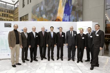 4. v. l. DIHK-Präsident Prof. Dr. Hans Heinrich Driftmann; 5. v. l. Bundesminister für Wirtschaft und Technologie, Dr. Philipp Rösler, 7. v. l. Hans-Jochen Beilke, Vorsitzender der Geschäftsführung der ebm-papst Gruppe anlässlich der Konferenz „Energie und Rohstoffe für morgen“ im Haus der Deutschen Wirtschaft.