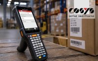 Mitarbeiter nutzt den Datalogic Falcon X65 im Distributionszentrum zur digitalen Erfassung von Warenbewegungen und Lagerplätzen.