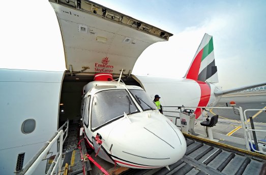 Emirates SkyCargo transportiert Helikopter (1).JPG