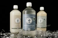 OLI-NATURA füllt seine Holzpflegeprodukte wie Holzseife, Refresher und Außenreiniger in 1-Liter-Flaschen aus 100% recyceltem PET – Nachhaltigkeit in jeder Flasche.