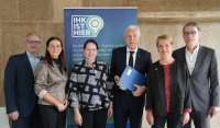 Initiatoren nach Unterzeichnung der Gemeinsamen Erklärung (von links): Dr. Andreas Schumm, Geschäftsführer der Wirtschaftsregion Heilbronn-Franken (WHF), Elke Döring, Hauptgeschäftsführerin der IHK Heilbronn-Franken, Kirsten Hirschmann, Präsidentin der IHK Heilbronn-Franken, Heilbronns Oberbürgermeister Harry Mergel, Vorsitzender der Gesellschafterversammlung Wirtschaftsregion Heilbronn-Franken (WHF), Friedlinde Gurr-Hirsch, Vorsitzende von proRegion, Fred Schulze, Werksleiter Audi in Neckarsulm. Foto: IHK Heilbronn-Franken/Holger Denzin