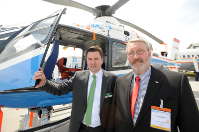 Matthias Holsten, Geschäftsführer der Plath EFT mit Ludger Penkhues, Vice President von Autoflug und 2ter. Vorsitzender der COG e.V. Deutschland auf der ILA / ISC Berlin Air Show 2010. Beide Unternehmen sind feste Partner, wenn es um das Bauteil-Management geht – organisiert über den COG e.V.