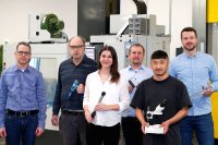 Freude über die Prüfmittelspende „frei Haus“ in den Caritas-Werkstätten Alois Eckert: (v.li.n.re.): Christoph Losert (Teamleiter Prüfmittelmanagement und Qualitätssicherung WITTENSTEIN alpha GmbH), Ludwig Kimmelmann (Beschäftigter der Caritas-Werkstätten), Leah Bleicher (Bereichsleitung Teilhabe der Caritas-Werkstätten), Matthias Bausback (Technischer Leiter der Caritas-Werkstätten), Jonas Stumptner (Beschäftigter der Caritas-Werkstätten) und Paul Weber (Werkstattleiter der Caritas-Werkstätten)