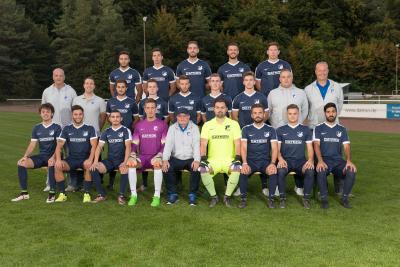 Dr. Brüsch with the first men's team of SV Traisa in their new DATRON jerseys