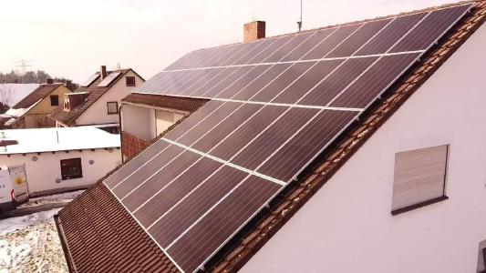 Neue Photovoltaikanlage auf einem Einfamilienhaus © iKratos