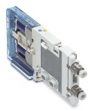 Mit 6,4 mm Breite, einem Gehäusequerschnitt von 40 mm und einem Gewicht von 34 g bietet das Magnetventil der Serie SJ1000 eine optimale Lösung für enge Räumlichkeiten und in Bewegung befindliche Anwendungen. Hinzu kommen umfassende Anschlussoptionen und verschiedene Konfigurationen an Mehrfachanschlussplatten. / Fotos: SMC Deutschland GmbH