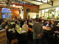 Mit den Ausstellungsräumen der Architektin Sarah Maier in Stuttgart-Feuerbach hätte Handwerk International Baden-Württemberg die Location für den Workshop passender nicht wählen können / War der Großvater der Gastgeberin, Schreinermeister Hermann Maier, in den 1960er Jahren wegen seiner vielfältigen Auslandsaktivitäten doch als „Welt-Maier“ in der Branche bekannt und prägt damit den Familienbetrieb bis heute / Foto: HWK