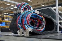 Ob Energiekettensysteme für Werkzeugmaschinen, Lösungen für den Materialtransport oder die Entsorgung von Produktionsresten: Auf der AMB 2026 zeigt TSUBAKI KABELSCHLEPP Anwendungen entlang verschiedener Prozessschritte in der Metallverarbeitung.
