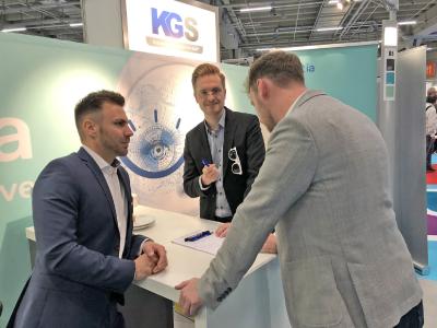 Benjamin Schröder, Head of Development and Support bei der KGS, im Kundengespräch auf dem DSAG Jahreskongress 2019 / Foto: KGS