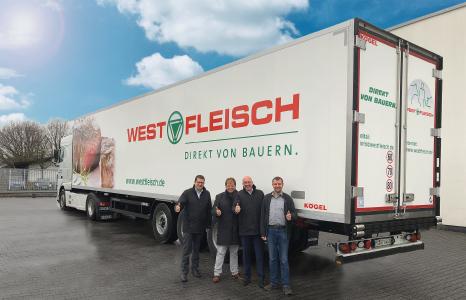 v. l. n. r: Jens Schroth, Vertriebsleiter DACH bei Kögel, Jürgen Wemhoff, Geschäftsführer bei WETRALOG, Josef Warmeling, Geschäftsführer bei Kögel, und Tobias Künne, Fuhrparkleiter bei WETRALOG, vor einem Kögel Cool – PurFerro quality im Westfleisch-Design
