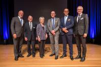 Bild 1: 50 Jahre Polytec: von links nach rechts: Franz Masino (Bürgermeister Waldbronn), Dr. Helmut Selbach (Gesellschafter), Liselotte Lossau (Firmengründerin), Dr. Dietmar Gnaß (Geschäftsführung), Alfred Link (Geschäftsführung) und Dr.Christoph Schnaudigel (Landrat)