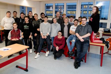Beate Volkmann (vorn, roter Pullover) gibt gern ihr Wissen an die Auszubildenden weiter. Zukünftig soll sie die technische Teamleiterin Jeannette Blum (links daneben) dabei unterstützen. Annegret Marschall (6.v.re.) freut sich über die „digitale Unterstützung“.
