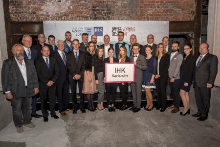 Die diesjährigen Landesbesten der Industrie- und Handelskammer Karlsruhe gemeinsam mit BWIHK- und IHK-Präsident Wolfgang Grenke (2.v.l.), Alfons Moritz, stellv. IHK-Hauptgeschäftsführer und Geschäftsbereichsleiter Aus- und Weiterbildung (rechts) sowie Vertretern der Ausbildungsbetriebe