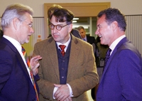 Sommerkolleg 2010 der WITTENSTEIN AG: Ermutiger und Überlebenstrainer Johannes Warth (Mitte) im Gespräch mit Dr. Manfred Wittenstein, Vorstandsvorsitzender der WITTENSTEIN AG (links) und Karl-Heinz Schwarz, Vorstandssprecher der WITTENSTEIN AG (rechts)