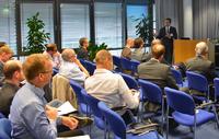 Prof. Dr.-Ing. Christoph Leyens vom Fraunhofer-Institut für Werkzeugmaschinen und Umformtechnik IWU Dresden im Gespräch mit den Teilnehmern des Thementages 