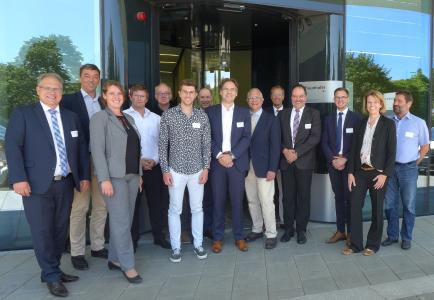 Die Referenten und Akteure des 3. Energiegipfel Mainfran-ken-Tauberfranken vor dem Fraunhofer ISC in Würzburg