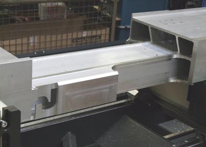 Vom Rohprofil bleibt nach der Bearbeitung nur etwa die Hälfte des ursprünglichen Materials übrig. Die Programmiersoftware PUMA-System® ermöglicht und erleichtert derartig komplexe Bearbeitungen. Ob die Programmierungen kollisionsfrei ablaufen, kann mit einer Simulation überprüft werden