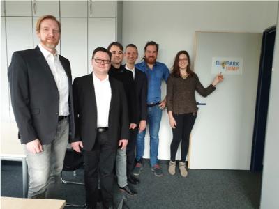 v.l.n.r. Dr. Ilja Hagen, Projektmanager Gesundheitswirtschaft BioPark, Dr. Antonio Ernstberger, Geschäftsführender Oberarzt Klinik und Poliklinik für Unfallchirurgie UKR, Markus Blätzinger, Geschäftsführer AUC, Dr. Thomas Diefenthal, Geschäftsführer BioPark, Michael Straßburger und Daniela Krapf, regensburg:re kollektiv