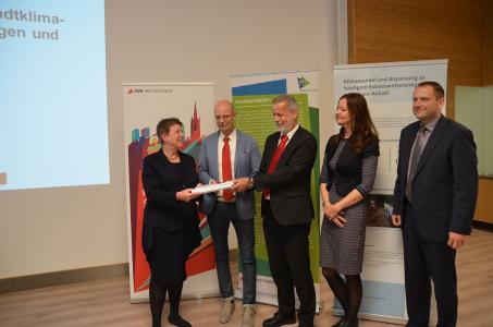 Die vom Deutschen Wetterdienst (DWD) aufbereiteten Ergebnisse wurden heute offiziell an Umweltministerin Claudia Dalbert übergeben. Quelle: Stadtwerke Halle GmbH