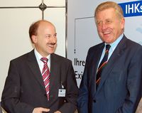 Dr. Helmut Kesser zeigt Wirtschaftsminister Ernst Pfister den IHK-Gemeinschaftsstand