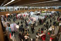 Für die inova verwandelt sich die Sporthalle der TU Ilmenau in eine Messehalle / © TU Ilmenau