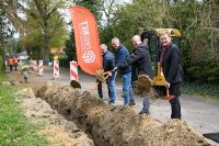 Freuen sich aufs Giganetz für die Gemeinde Schönwalde-Glien: Beim Spatenstich in Schönwalde Siedlung am 26. April 2023: Die Gemeindevertreter, Bürgermeister Oehme und die DNS:NET