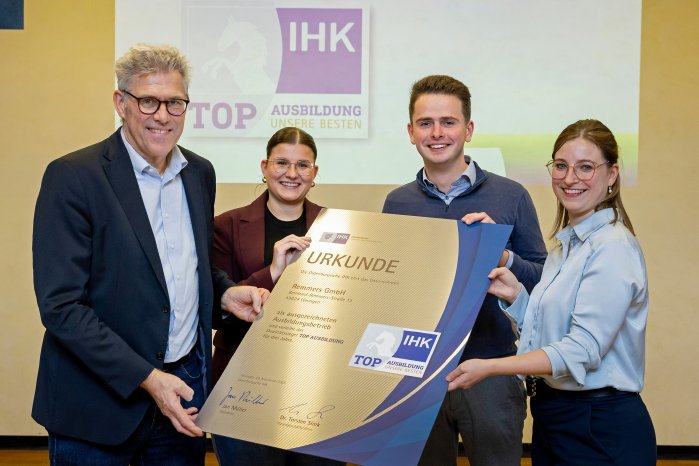 1560 - 1 Gruppenaufnahme mit Siegel.jpg