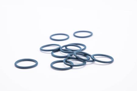 OVE Plasmatec bietet für Elastomerbauteile als erster Anbieter eine farbige Beschichtung mit FDA-Zulassung.