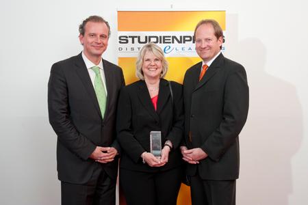 Studienpreisträgerin Karin Wien mit Jörg Dieckmann, Laudator des ILS Institut für Lernsysteme (l.), und Dr. Martin H. Kurz, Präsident des Forum DistancE-Learning (r.)