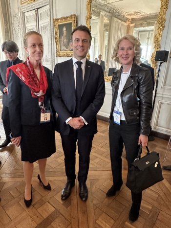 PR_Image Ayla Busch meets Macron in Versailles.jpg