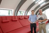 Gute Zusammenarbeit: Daniel Faßnacht (l.) und Johannes Triantafyllu in der „Players Lounge“ mit frisch lackierten Stahlträgern / Foto: Caparol Farben Lacke Bautenschutz/Martin Duckek