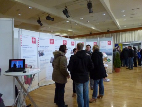 09a_Interessierte Besucher vor der HESA-Ausstellung Energiesparen im Altbau.JPG