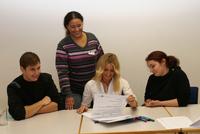 Referentin Tynisa Floyd (stehend) gibt Sascha Reiner, Yeliz Sahin und Ann Schäfer (v.l.n.r.) Tipps für ihren Einsatz als künftige Ausbildungsbotschafter (Foto: Eva Marbach)